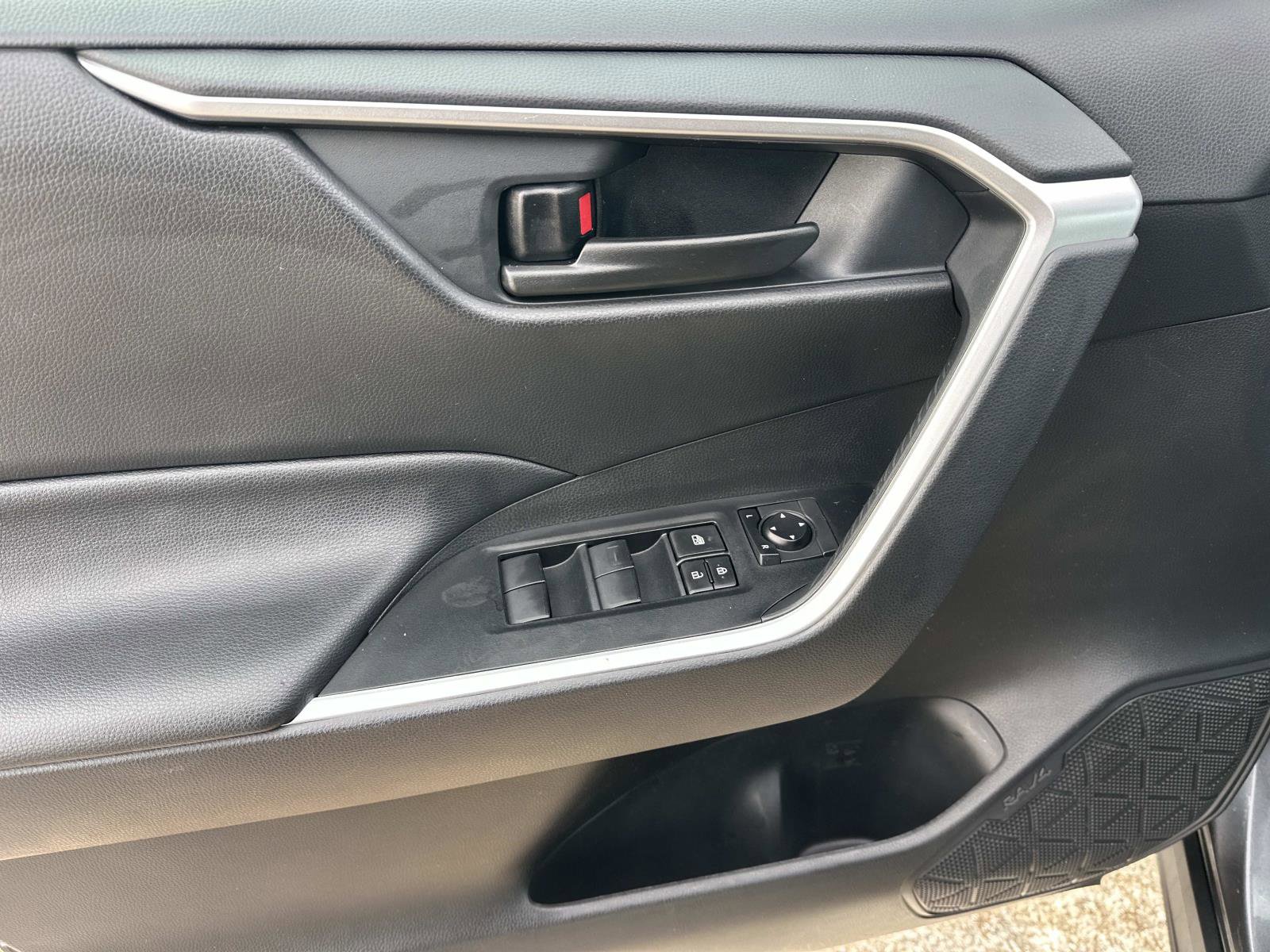 Used 2020 Toyota RAV4 LE image 16