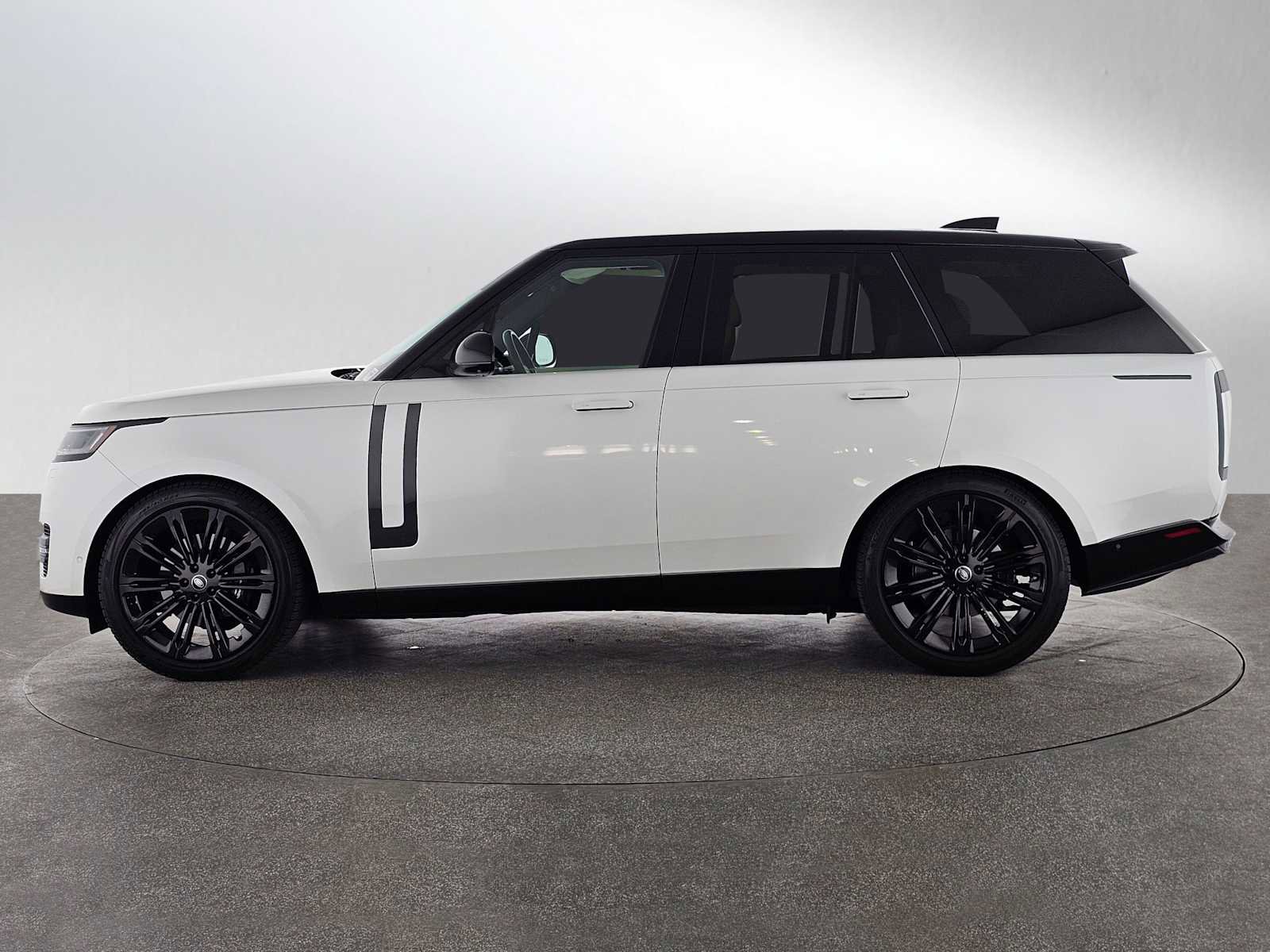 Used 2025 Land Rover Range Rover SE AWD/4WD image 2
