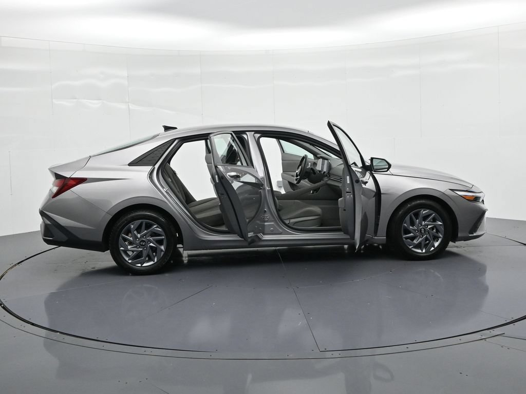 Used 2024 Hyundai Elantra SEL FWD image 22