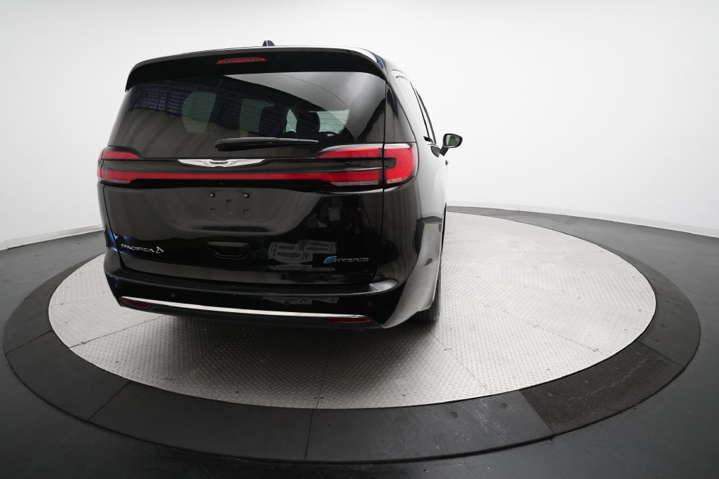 Used 2024 Chrysler Pacifica Limited FWD image 13