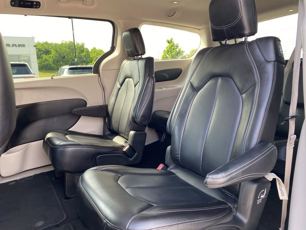 Used 2023 Chrysler Pacifica Touring-L image 18