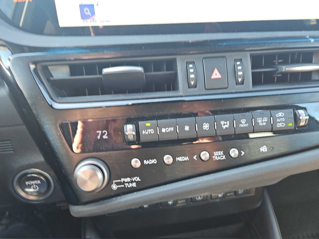 Used 2024 Lexus ES 300h w/ Luxury Package image 14