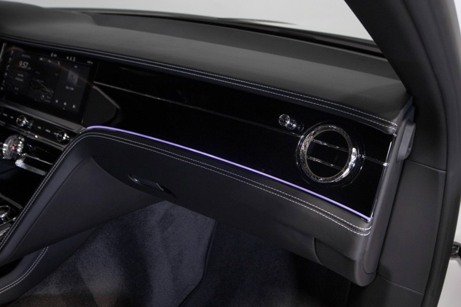 Used 2021 Bentley Flying Spur V8 image 54