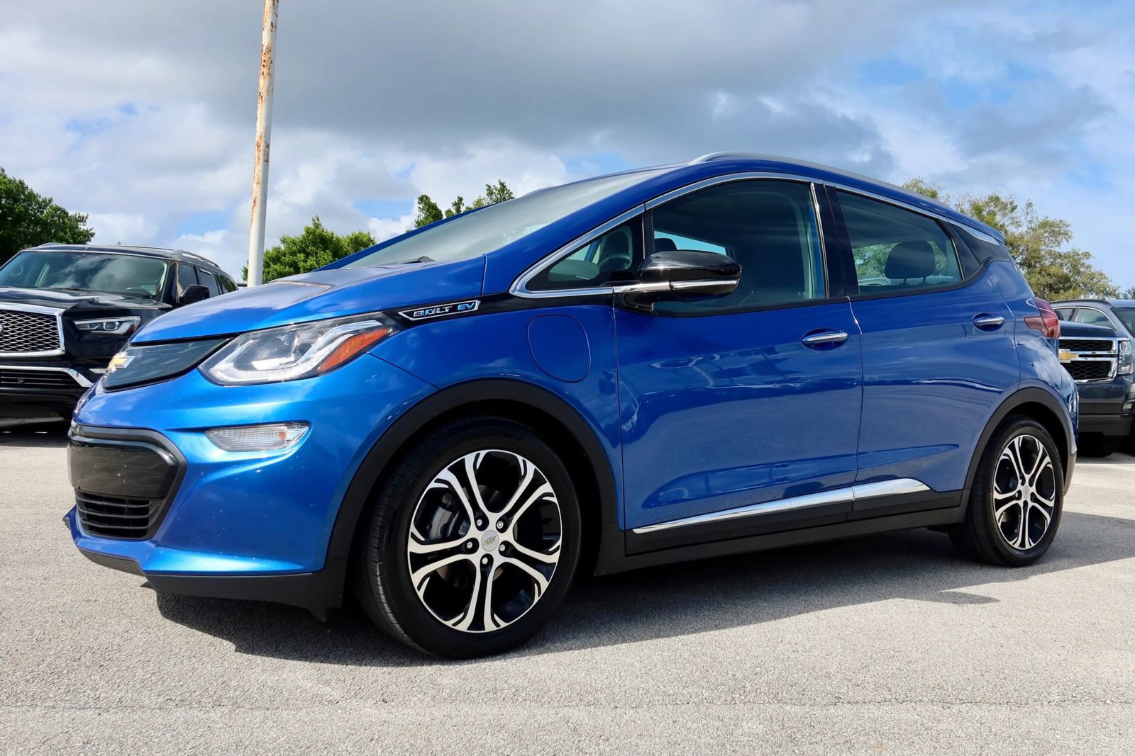 Used 2018 Chevrolet Bolt Premier w/ Driver Confidence II Package FWD image 5