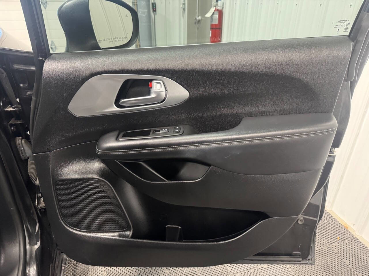 Used 2023 Chrysler Pacifica Touring image 13