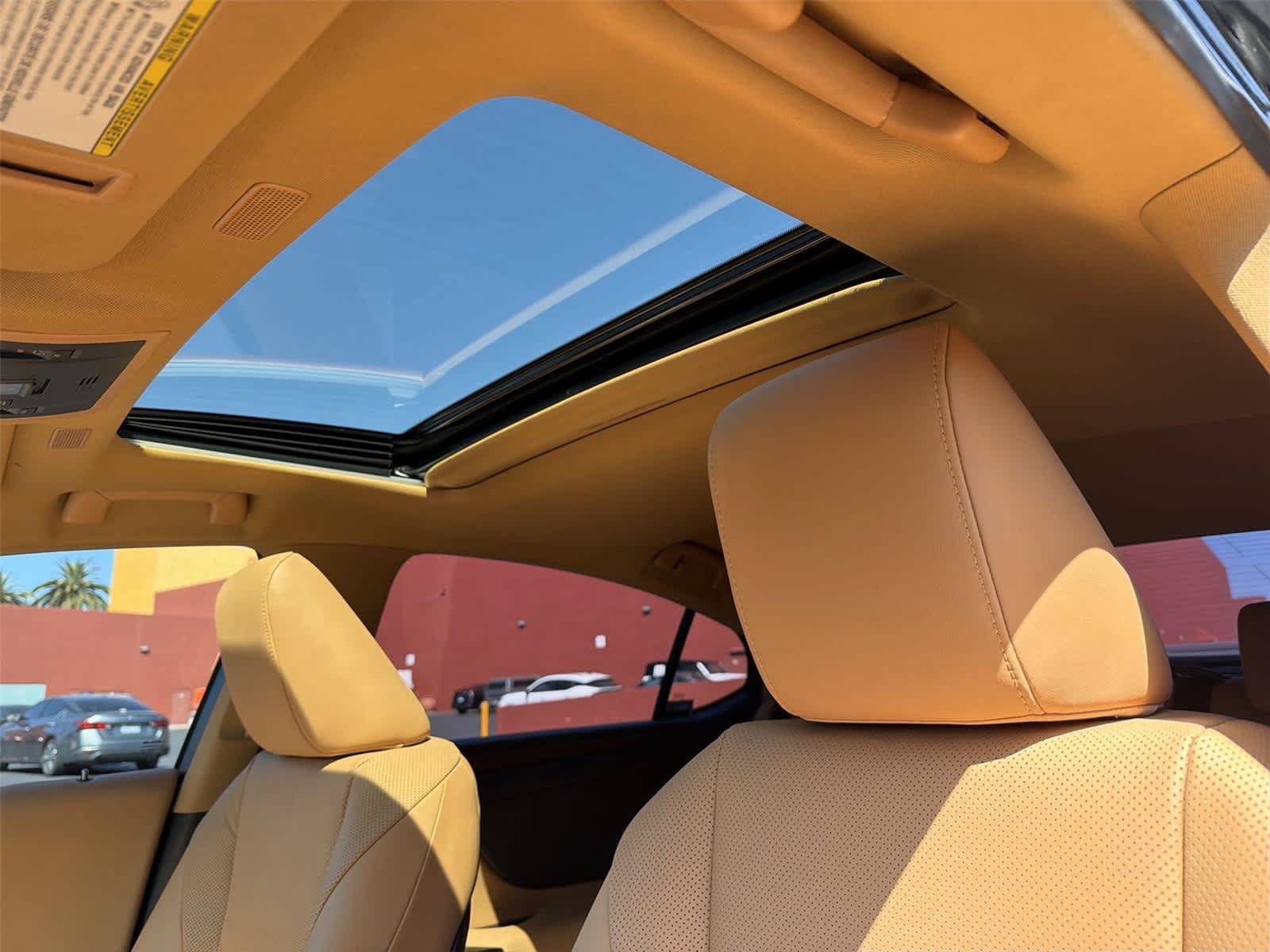 Used 2025 Lexus ES 300h w/ Premium Package FWD image 42