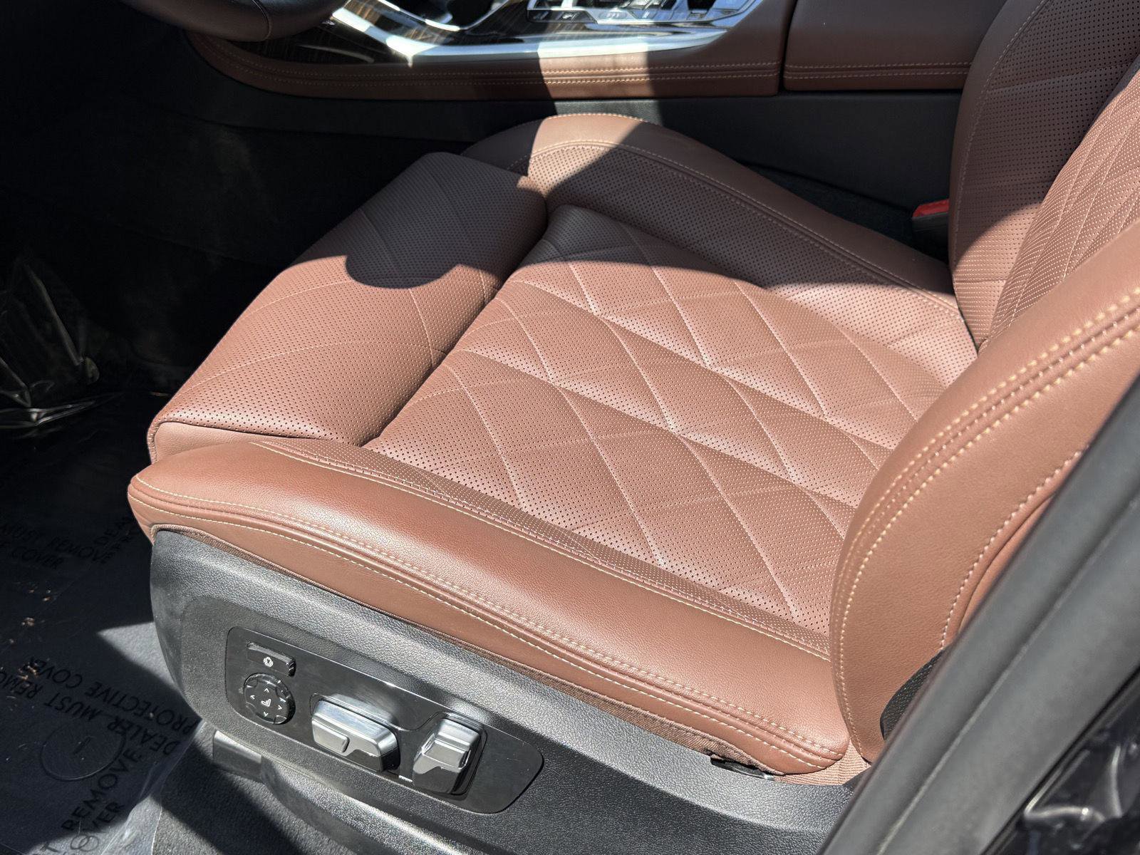 Used 2024 BMW X7 xDrive40i w/ Parking Assistance Package AWD/4WD image 19
