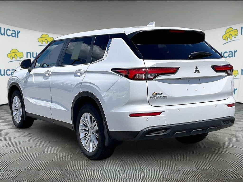 Used 2023 Mitsubishi Outlander ES AWD/4WD image 4