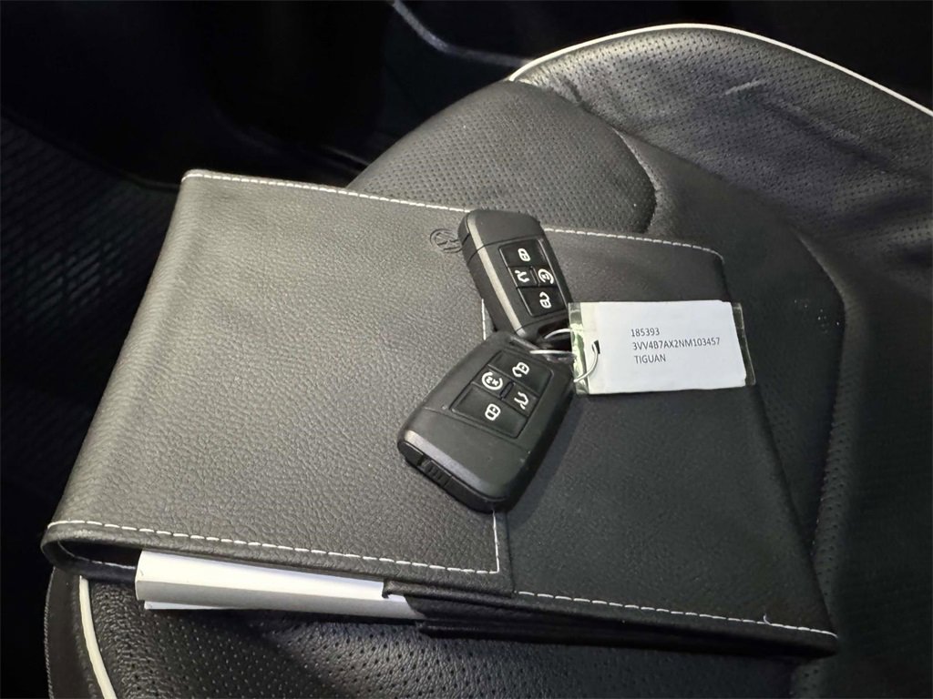 Used 2022 Volkswagen Tiguan SEL R-Line image 31