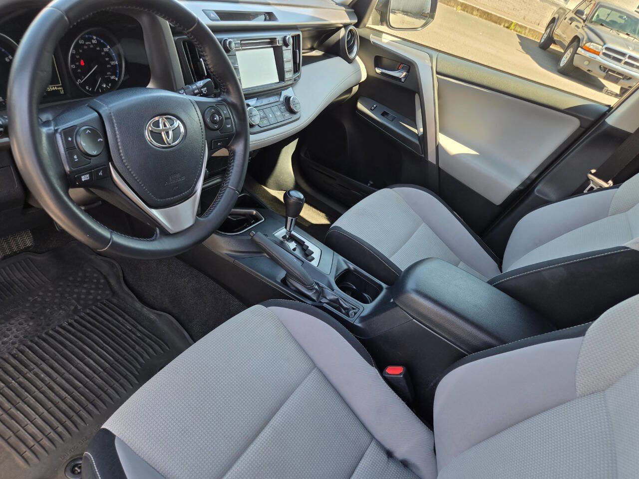 Used 2017 Toyota RAV4 XLE AWD/4WD image 13