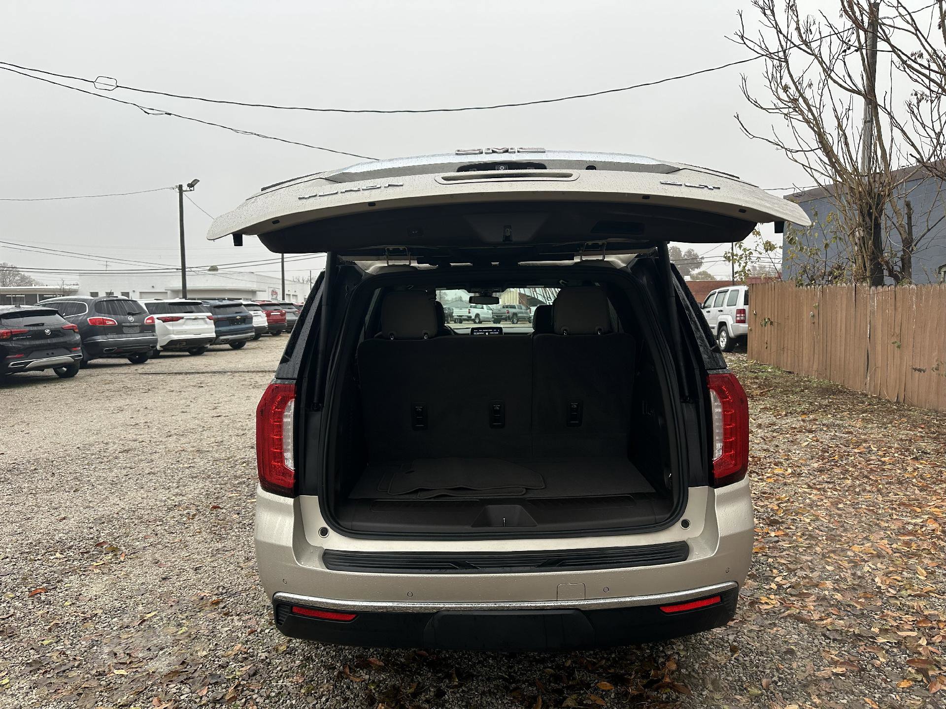 Used 2021 GMC Yukon SLT w/ SLT Premium Package image 5