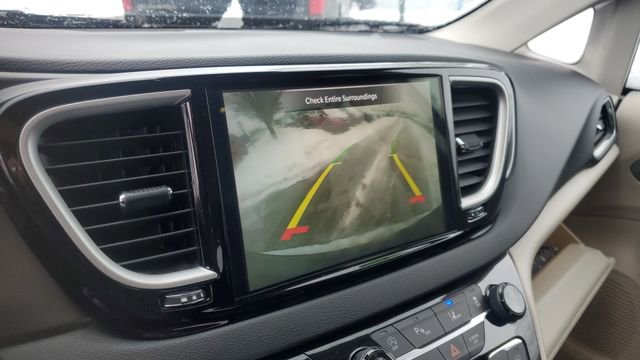 Certified 2024 Chrysler Pacifica Touring-L image 16