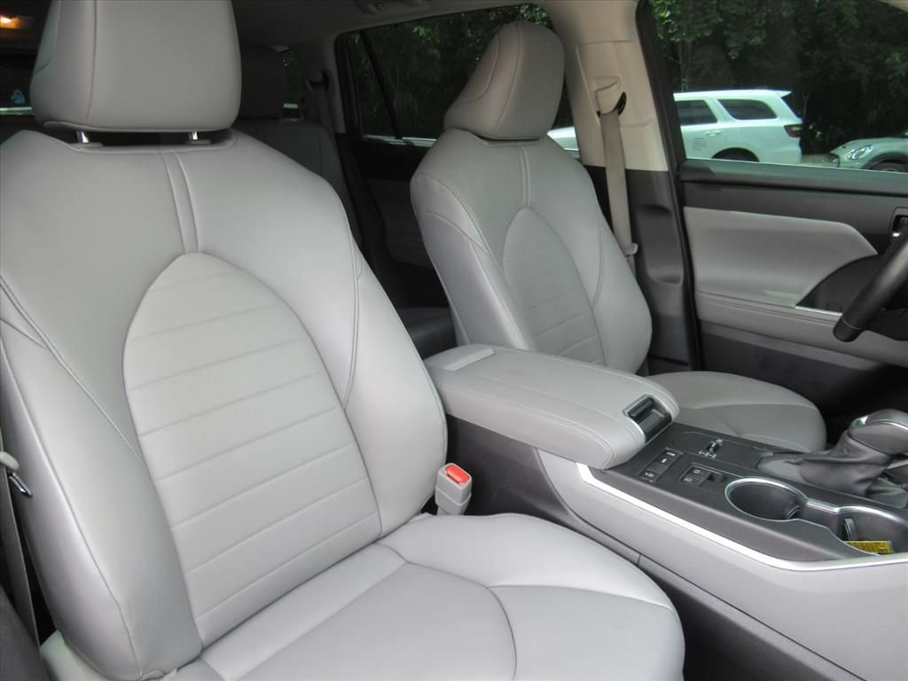 Used 2022 Toyota Highlander XLE FWD image 9