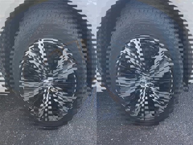 Certified 2023 Volvo XC60 B5 Plus w/ Protection Package Premier image 4