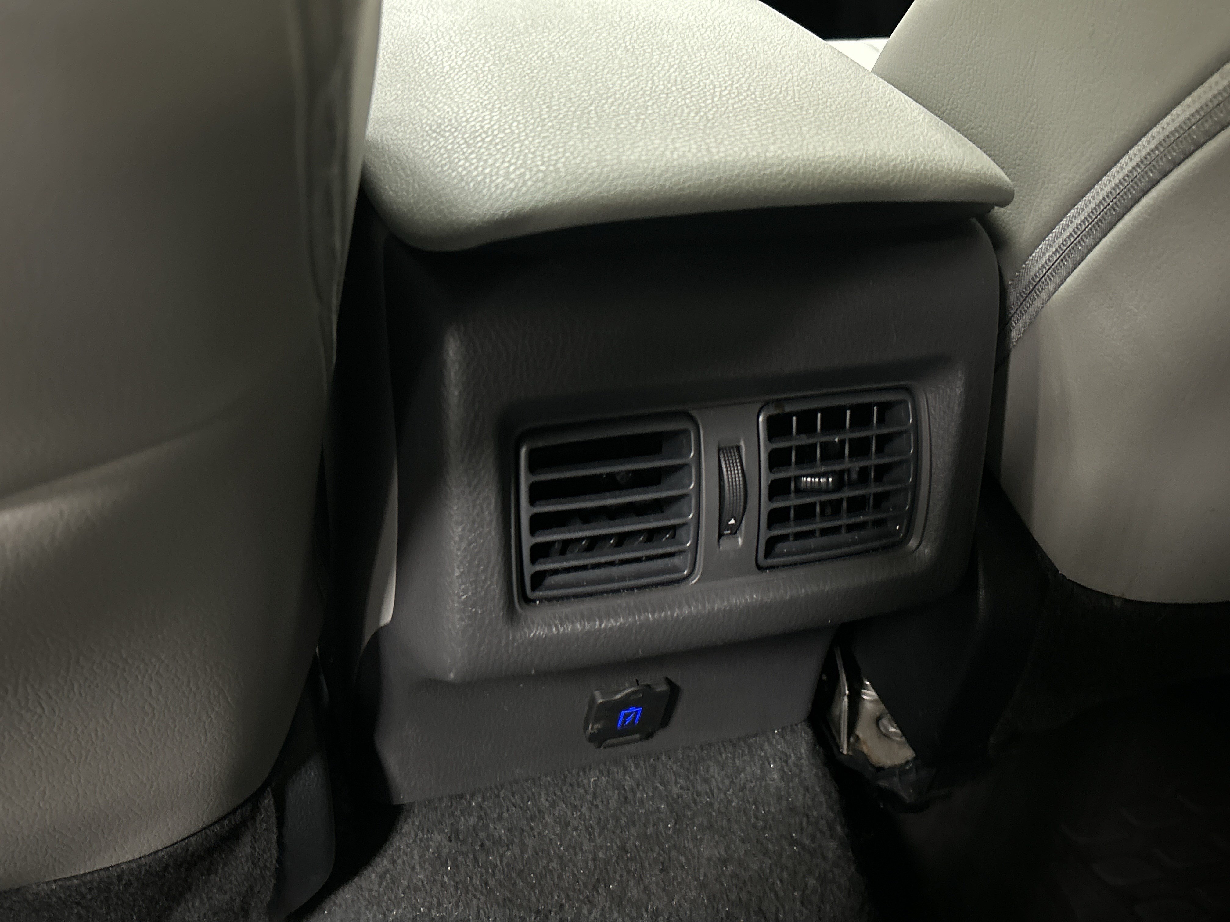 Used 2024 Toyota Camry SE w/ Cold Weather Package FWD image 27