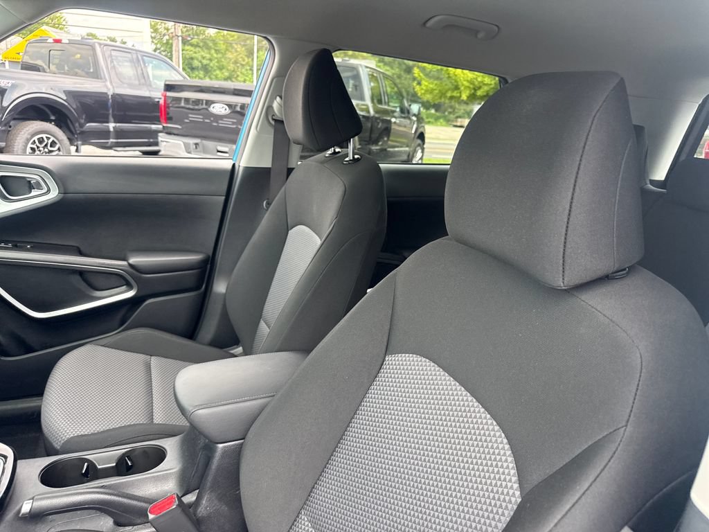 Used 2025 Kia Soul S FWD image 23
