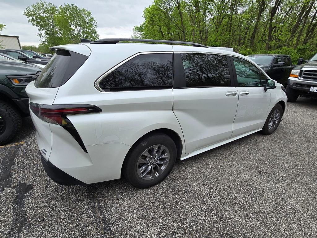 Used 2023 Toyota Sienna XLE FWD image 8