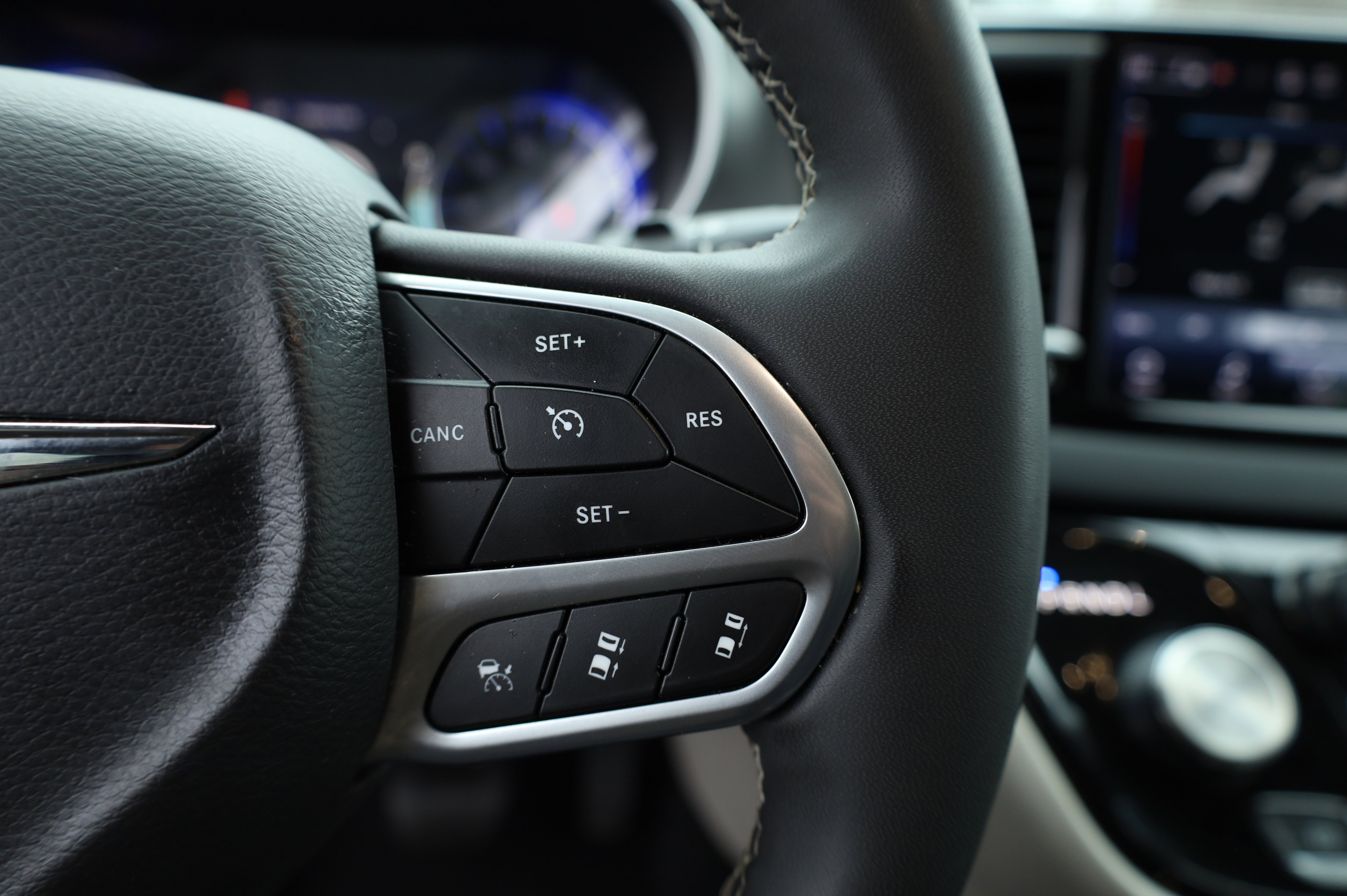 Used 2023 Chrysler Pacifica Touring-L image 26