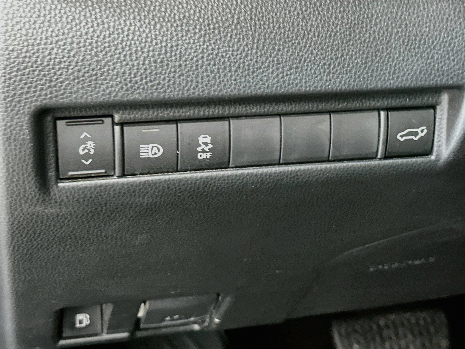Used 2024 Toyota Venza LE AWD/4WD image 11