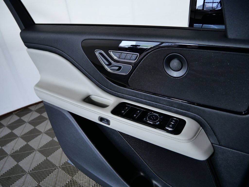 New 2026 Lincoln Aviator AWD image 25