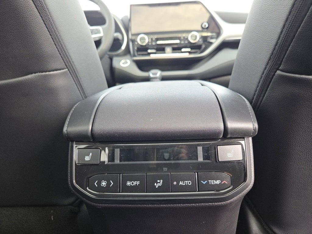 New 2026 Toyota Highlander Platinum image 9