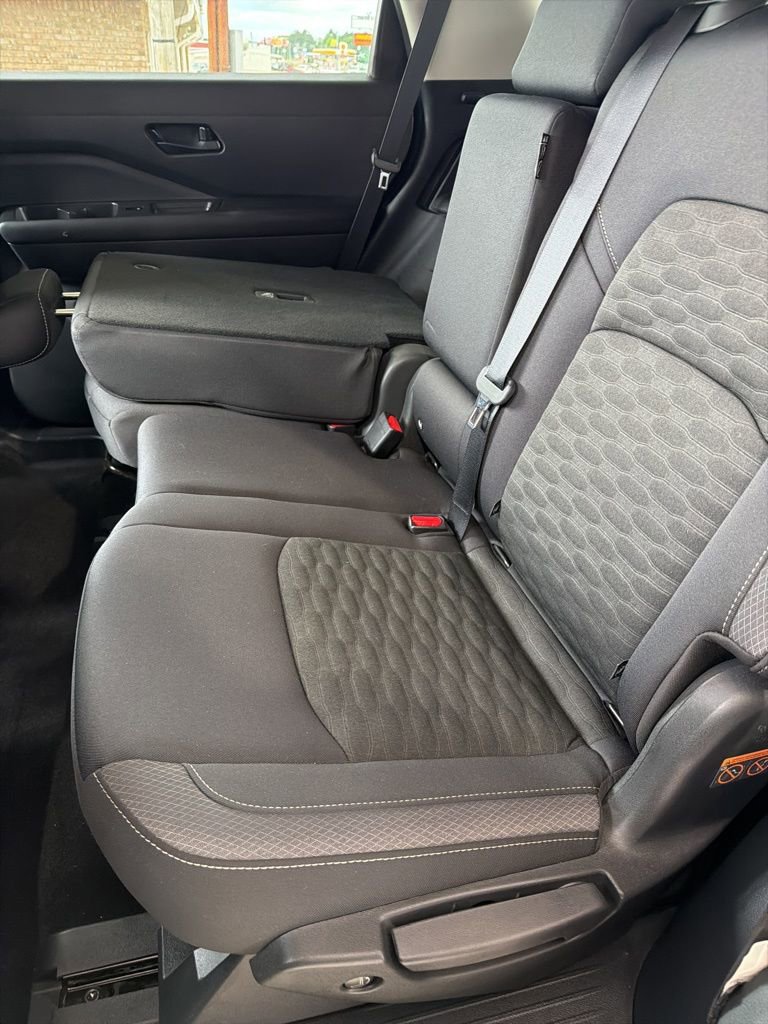 Used 2024 Nissan Pathfinder SV FWD image 9