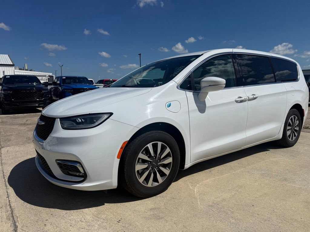 Used 2022 Chrysler Pacifica Touring-L FWD image 1