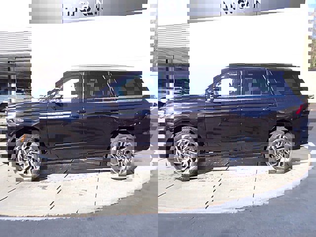 New 2025 Lincoln Navigator Reserve image 2