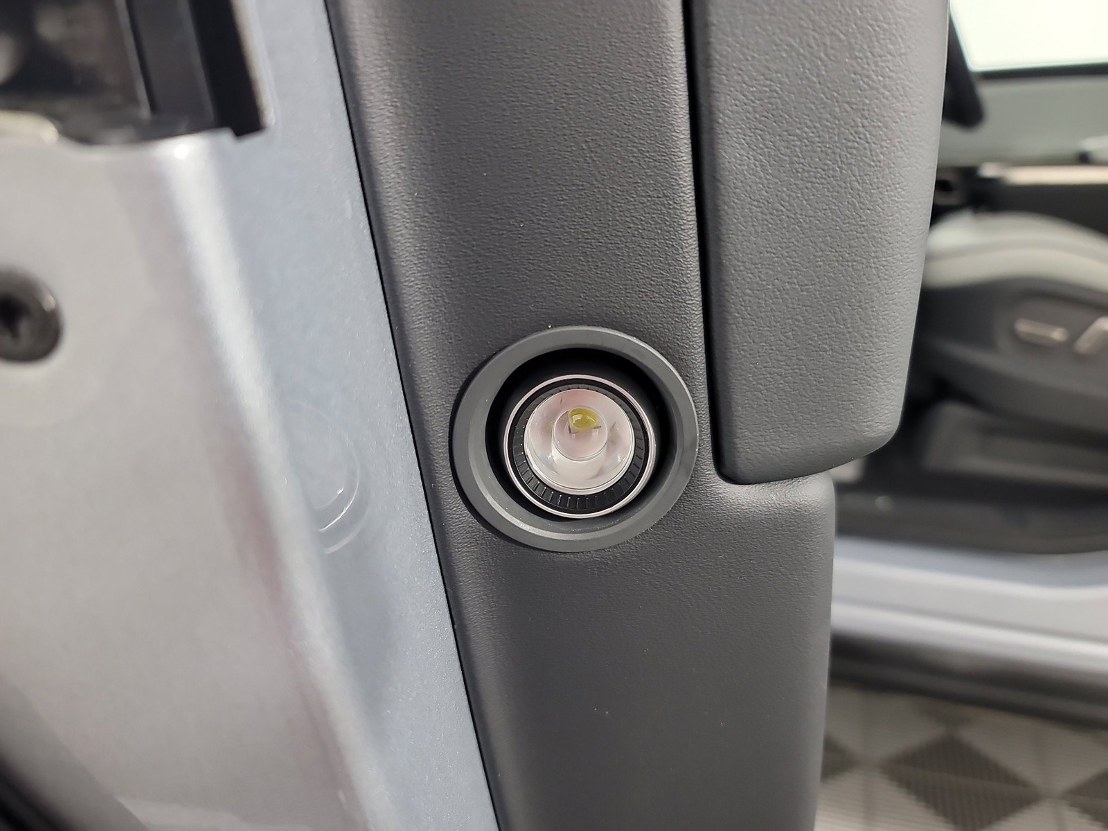 Used 2024 Rivian R1S Adventure AWD/4WD image 32
