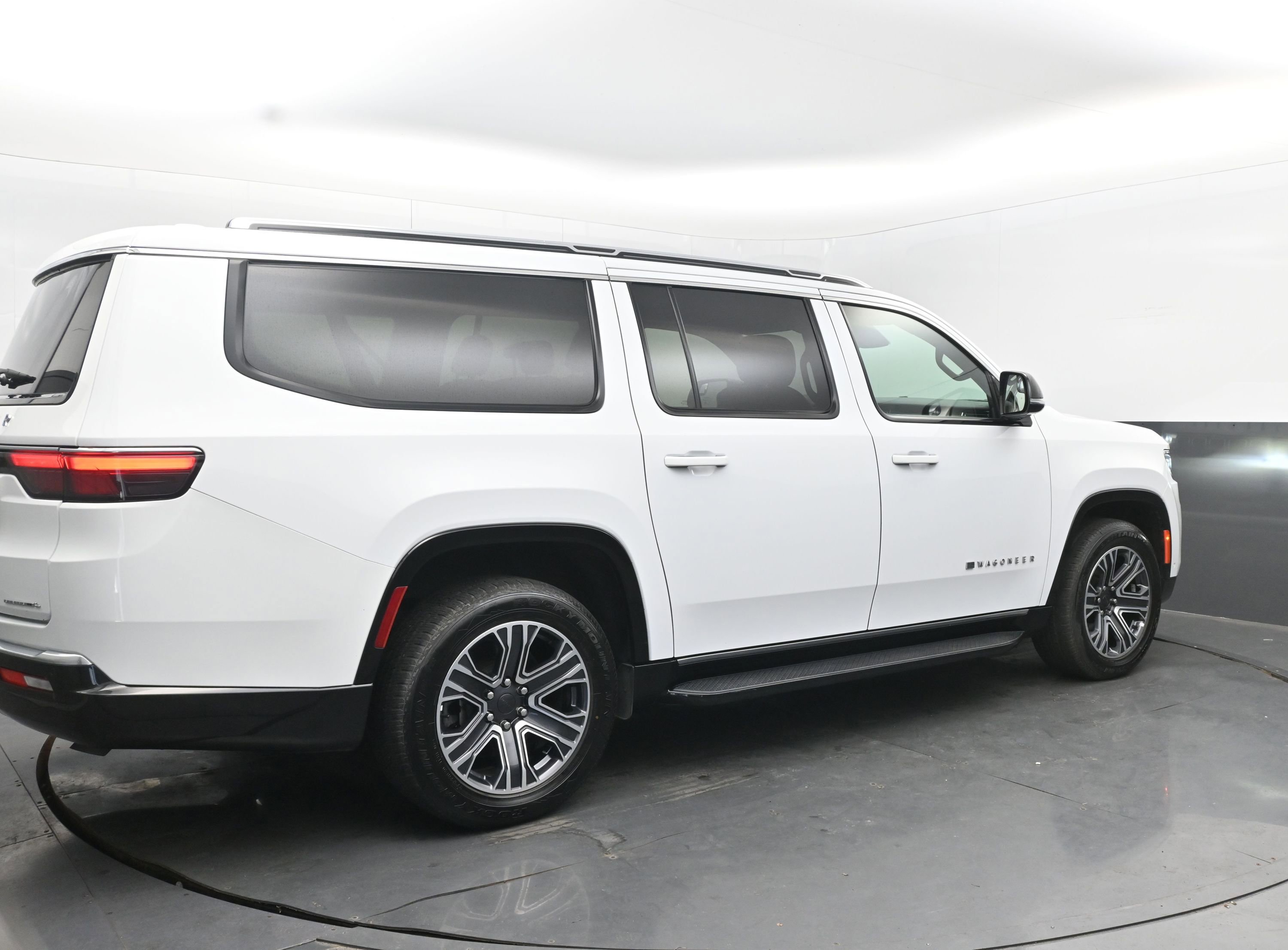 Used 2023 Jeep Wagoneer L Series II image 9