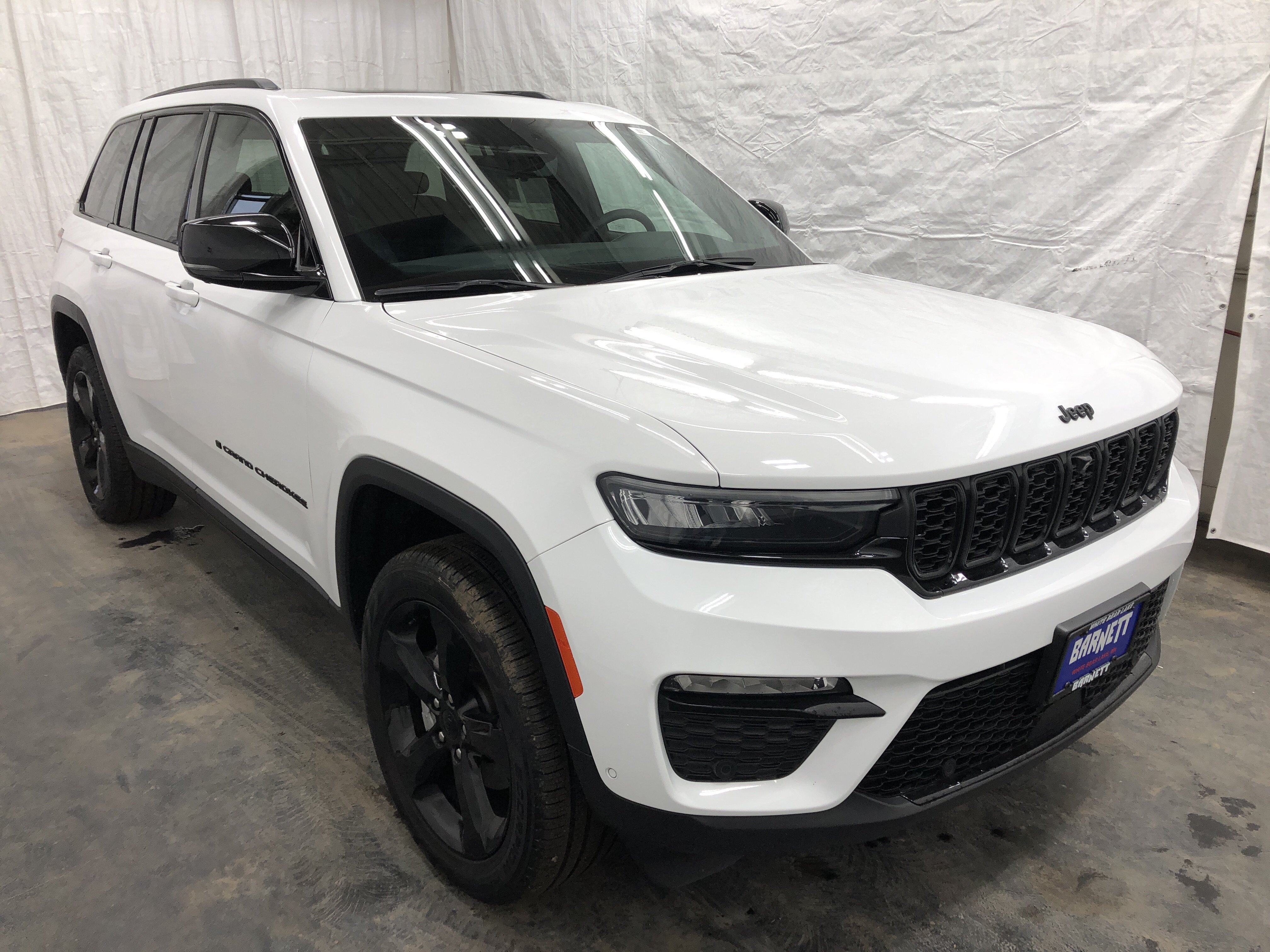 Certified 2024 Jeep Grand Cherokee Limited w/ Luxury Tech Group II AWD/4WD image 4