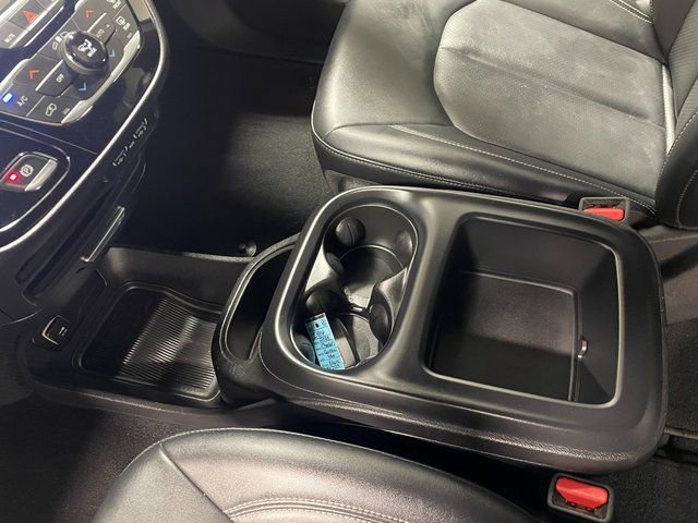 Used 2025 Chrysler Pacifica Select image 16