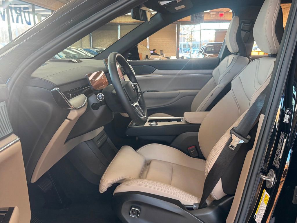 Used 2025 Volvo EX90 Plus image 18