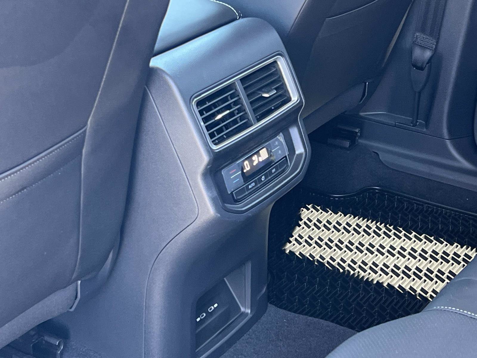 Certified 2025 Volkswagen Atlas SE FWD image 22