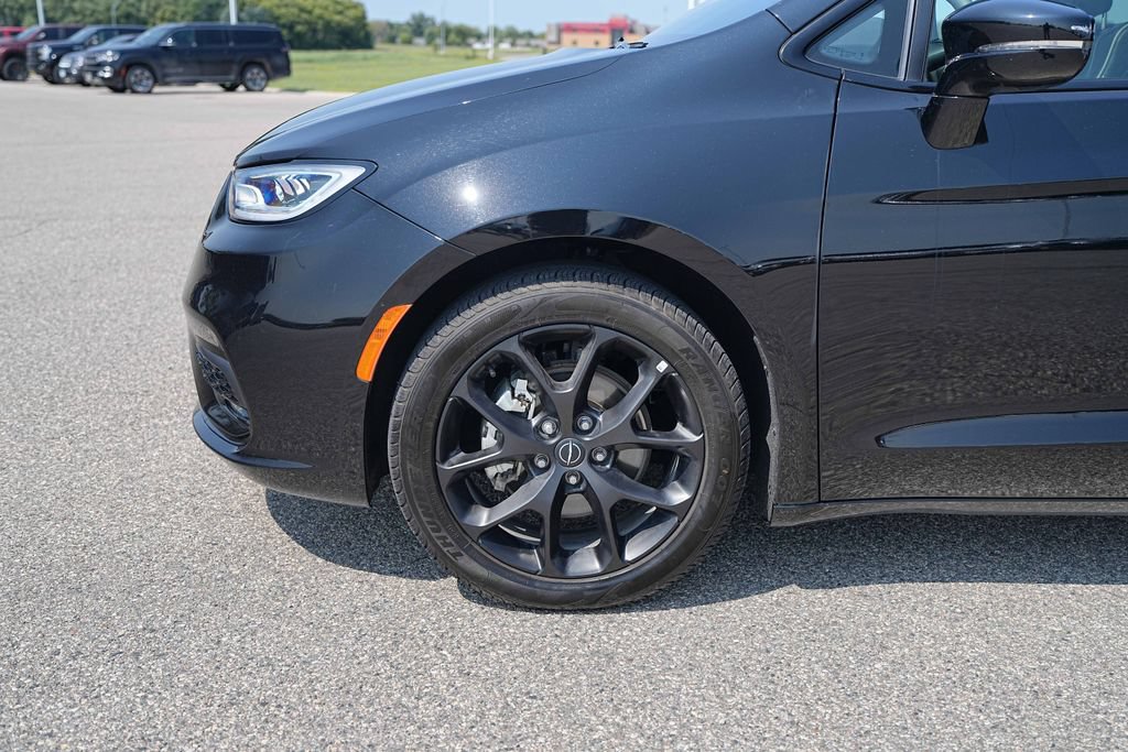 Used 2025 Chrysler Pacifica Limited FWD image 11