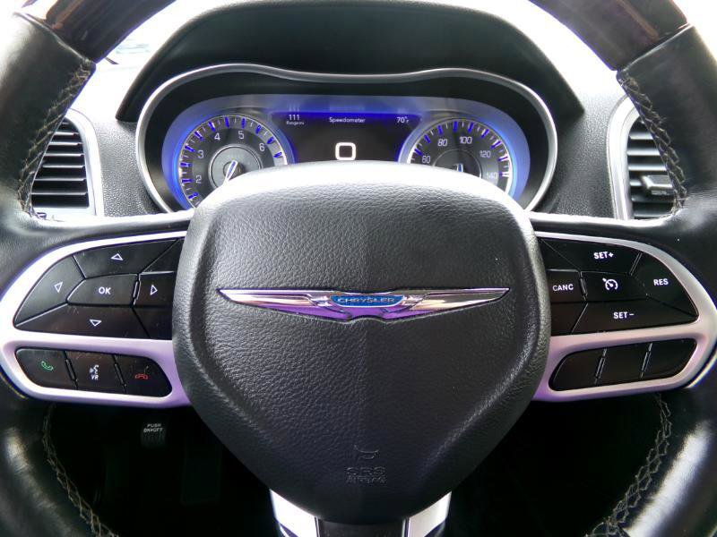 Used 2018 Chrysler 300 Limited image 16