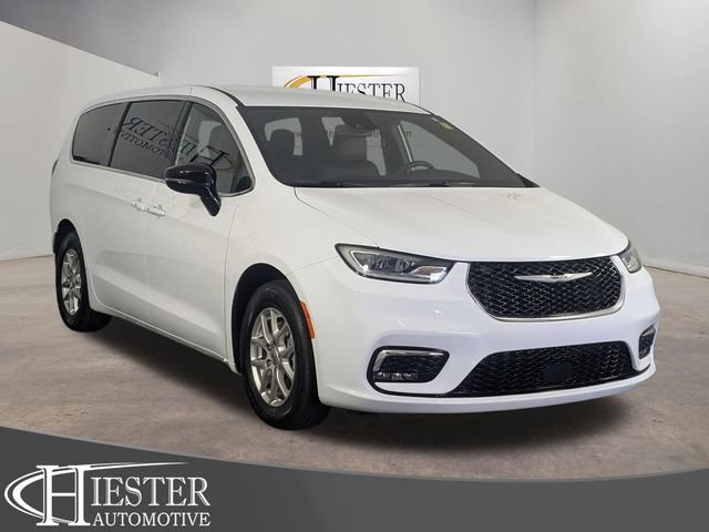 Used 2025 Chrysler Pacifica Select FWD image 1