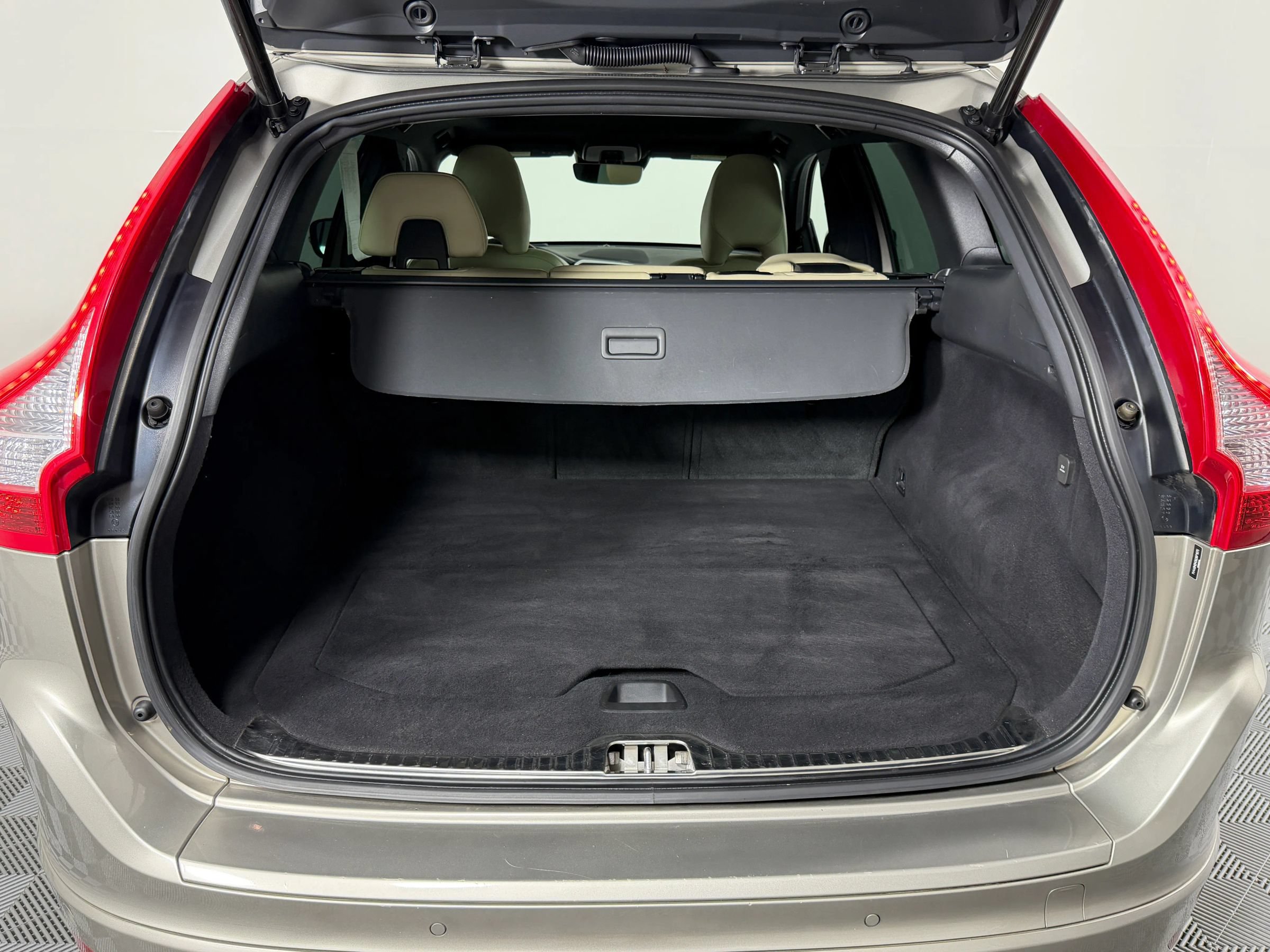 Used 2016 Volvo XC60 T6 Platinum FWD image 27