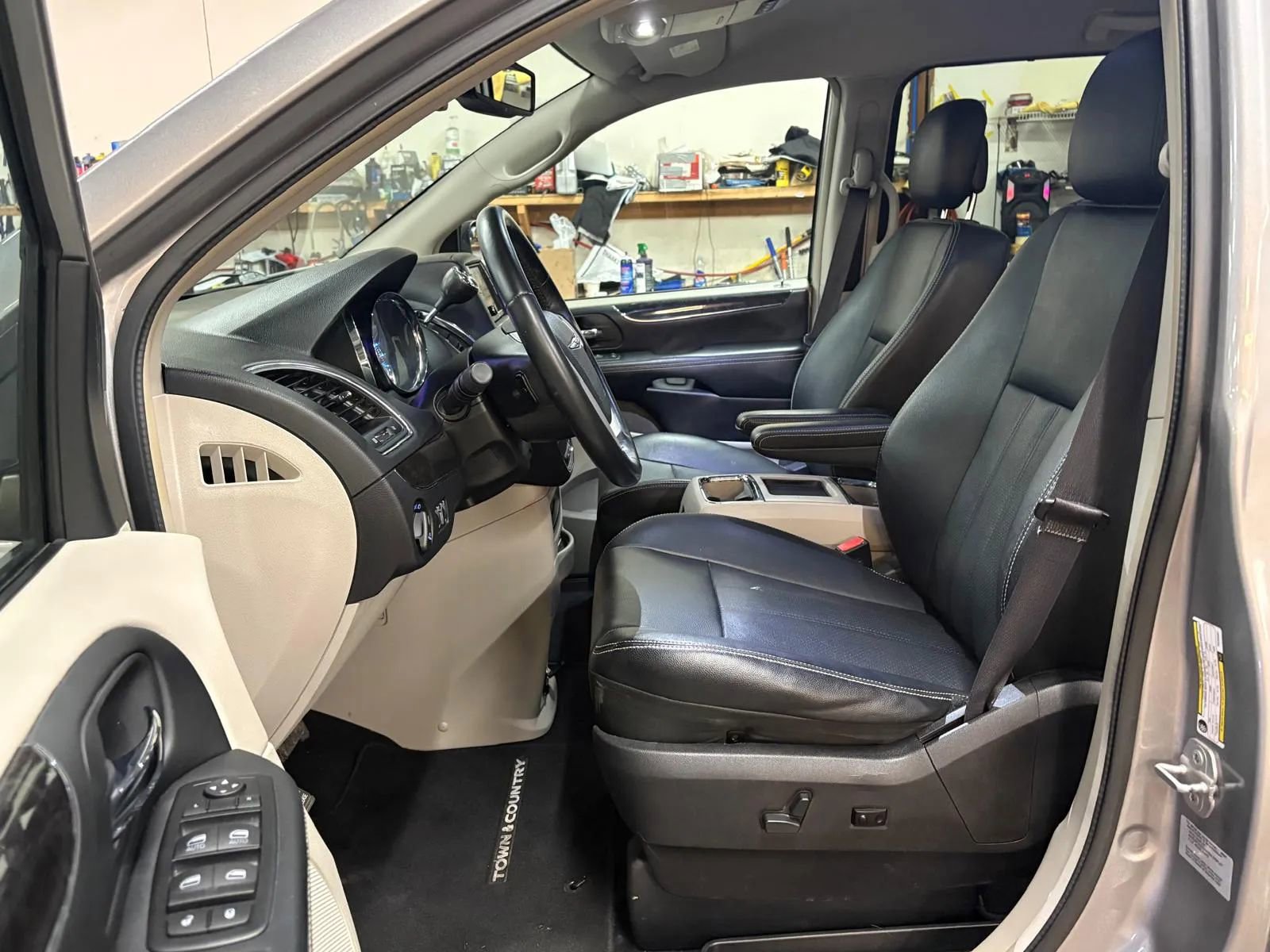 Used 2015 Chrysler Town & Country Touring-L w/ Driver Convenience Group image 19