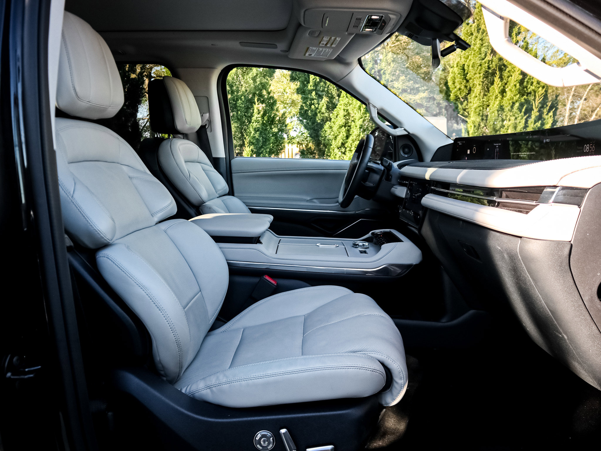 Used 2025 Lincoln Navigator Reserve image 33