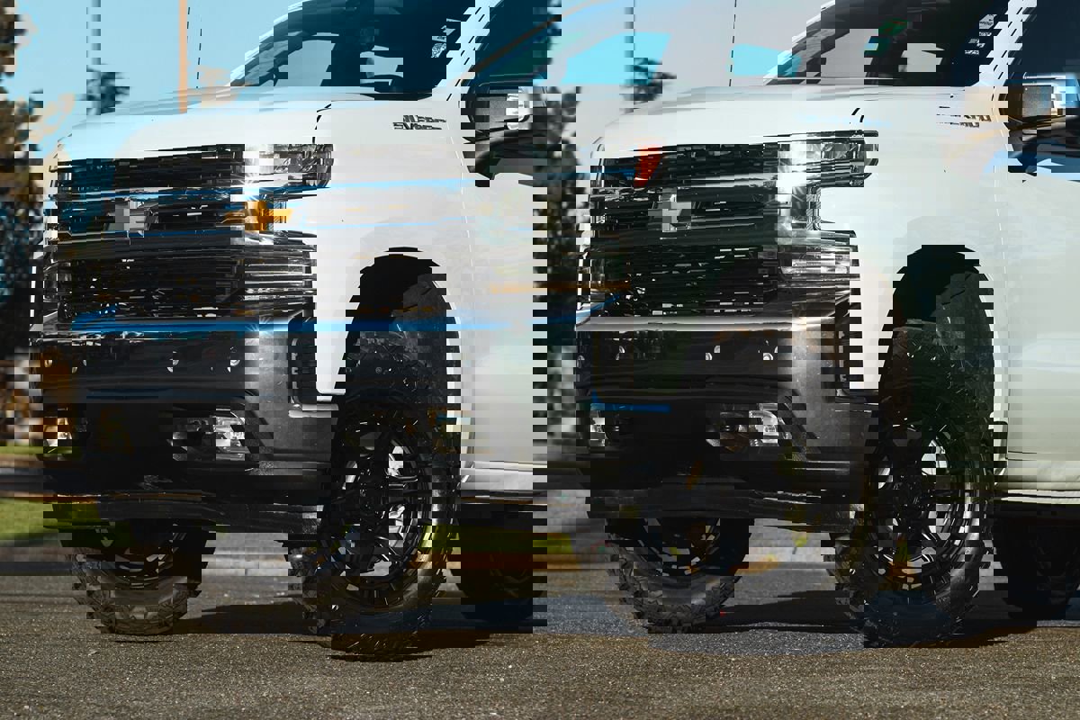 Used 2019 Chevrolet Silverado 1500 LT w/ Convenience Package image 2