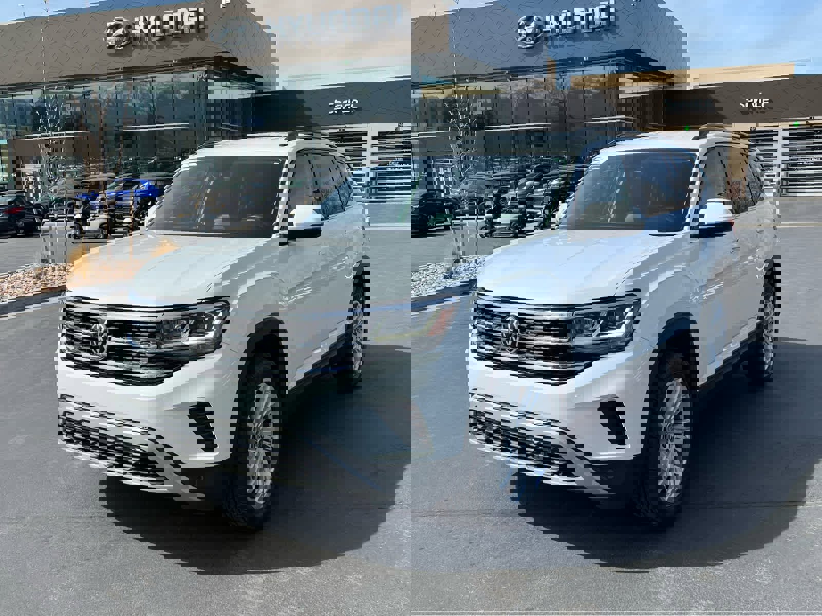 Used 2023 Volkswagen Atlas SE image 2