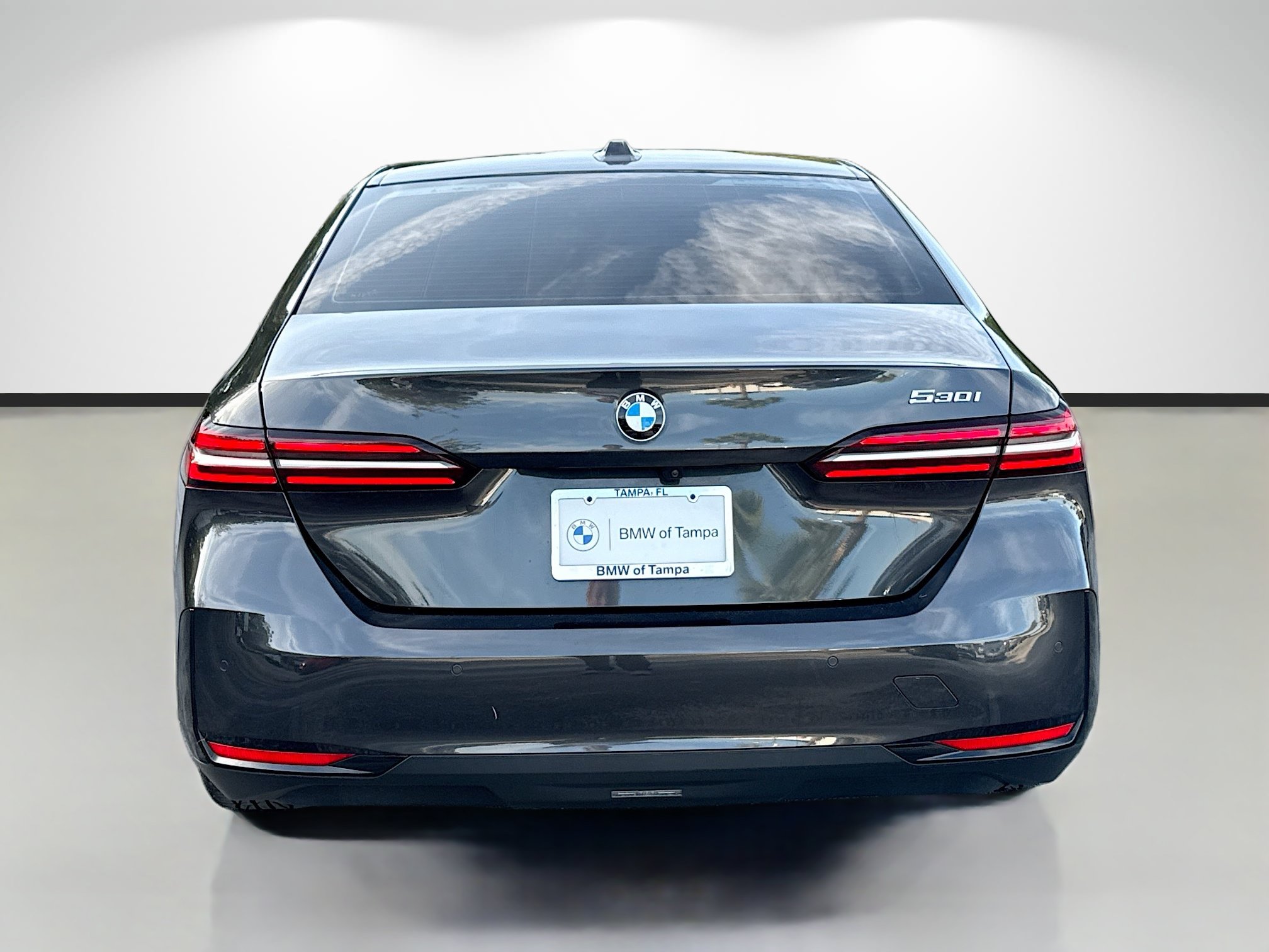 Used 2024 BMW 530i w/ Convenience Package RWD image 4