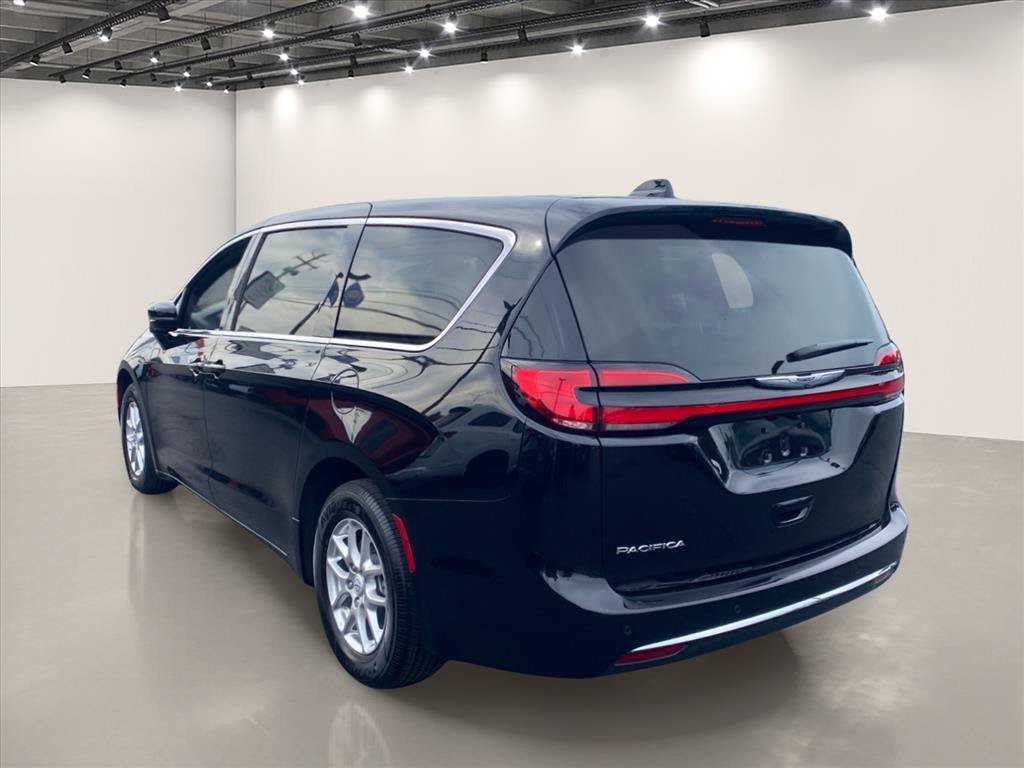 Used 2026 Chrysler Pacifica Select FWD image 5