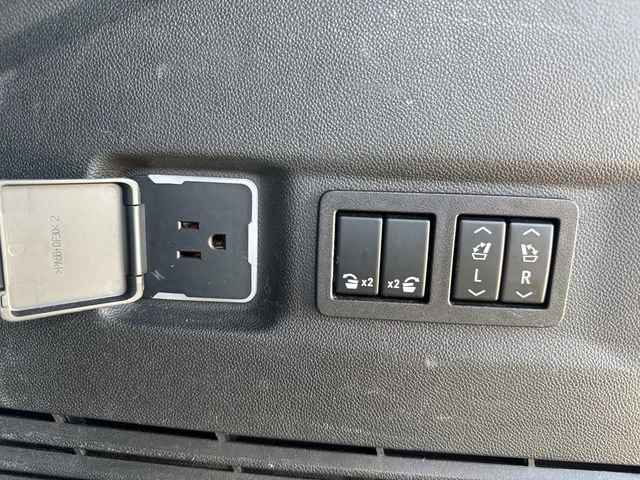 Used 2023 GMC Yukon XL SLT w/ SLT Premium Package image 13