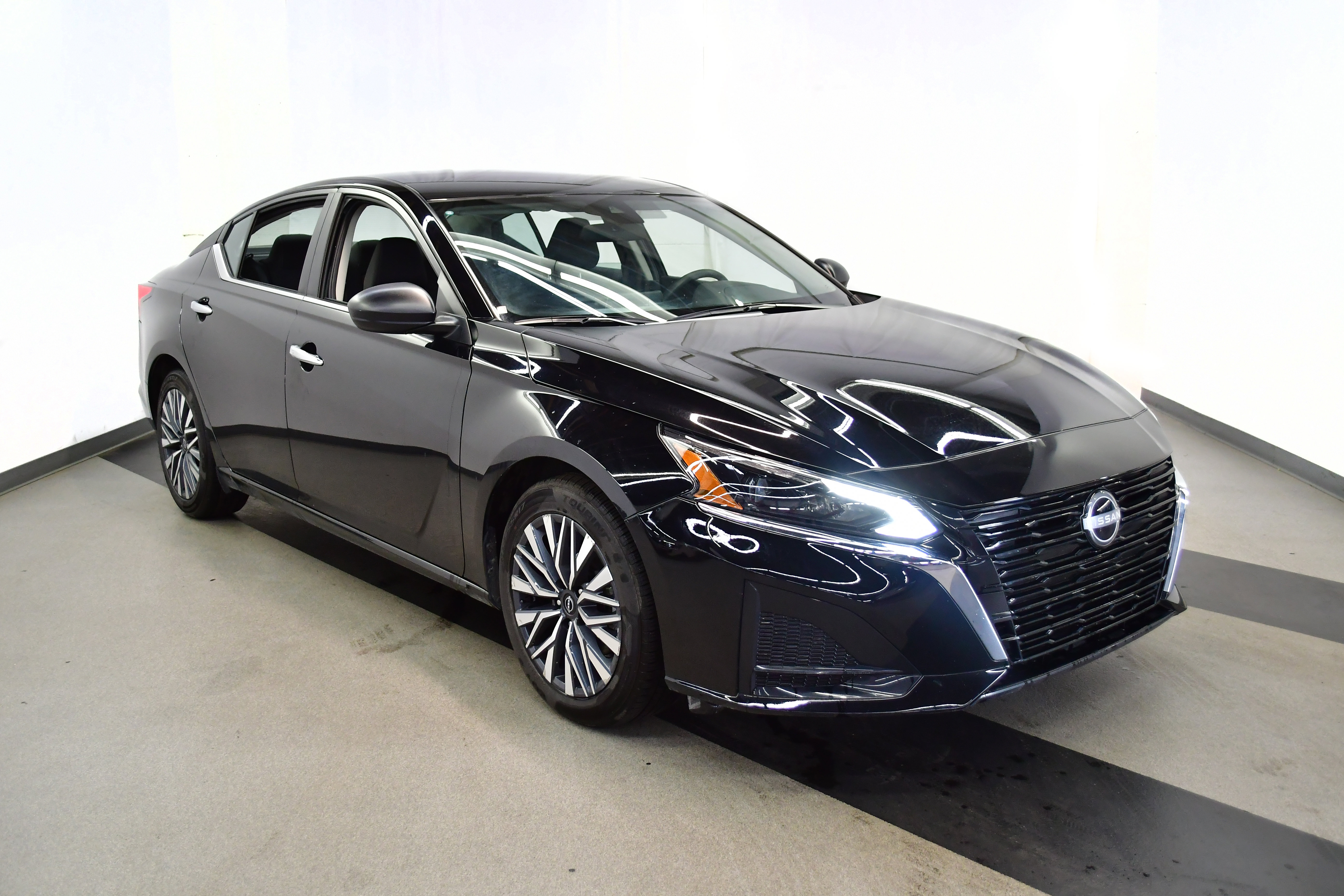Used 2025 Nissan Altima 2.5 SV FWD image 2