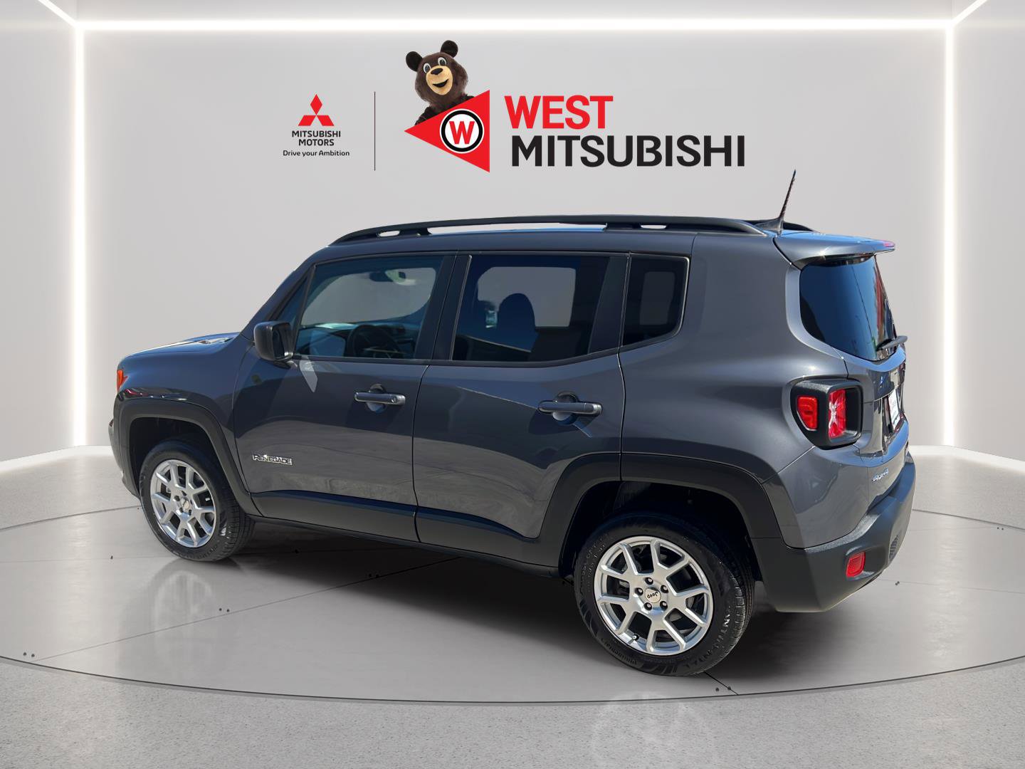 Used 2023 Jeep Renegade Latitude w/ Sun & Fun Group AWD/4WD image 8