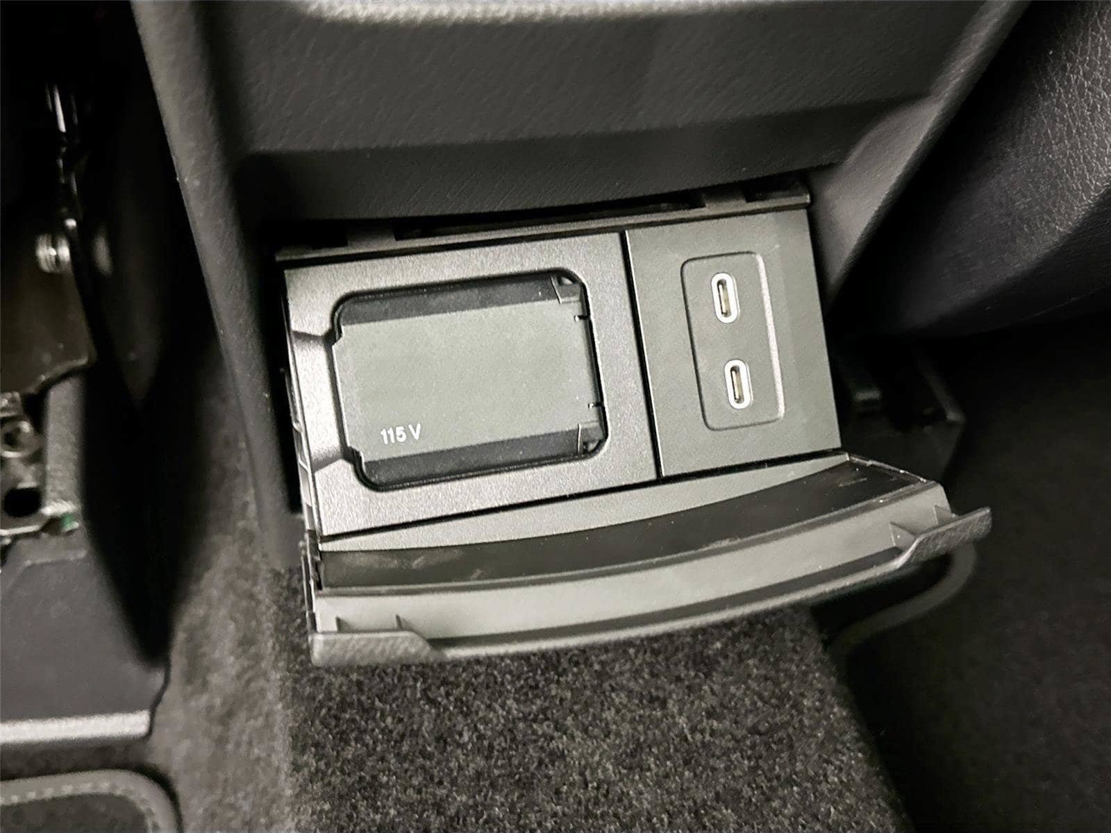 Used 2026 Mercedes-Benz GLB 250 4MATIC image 32