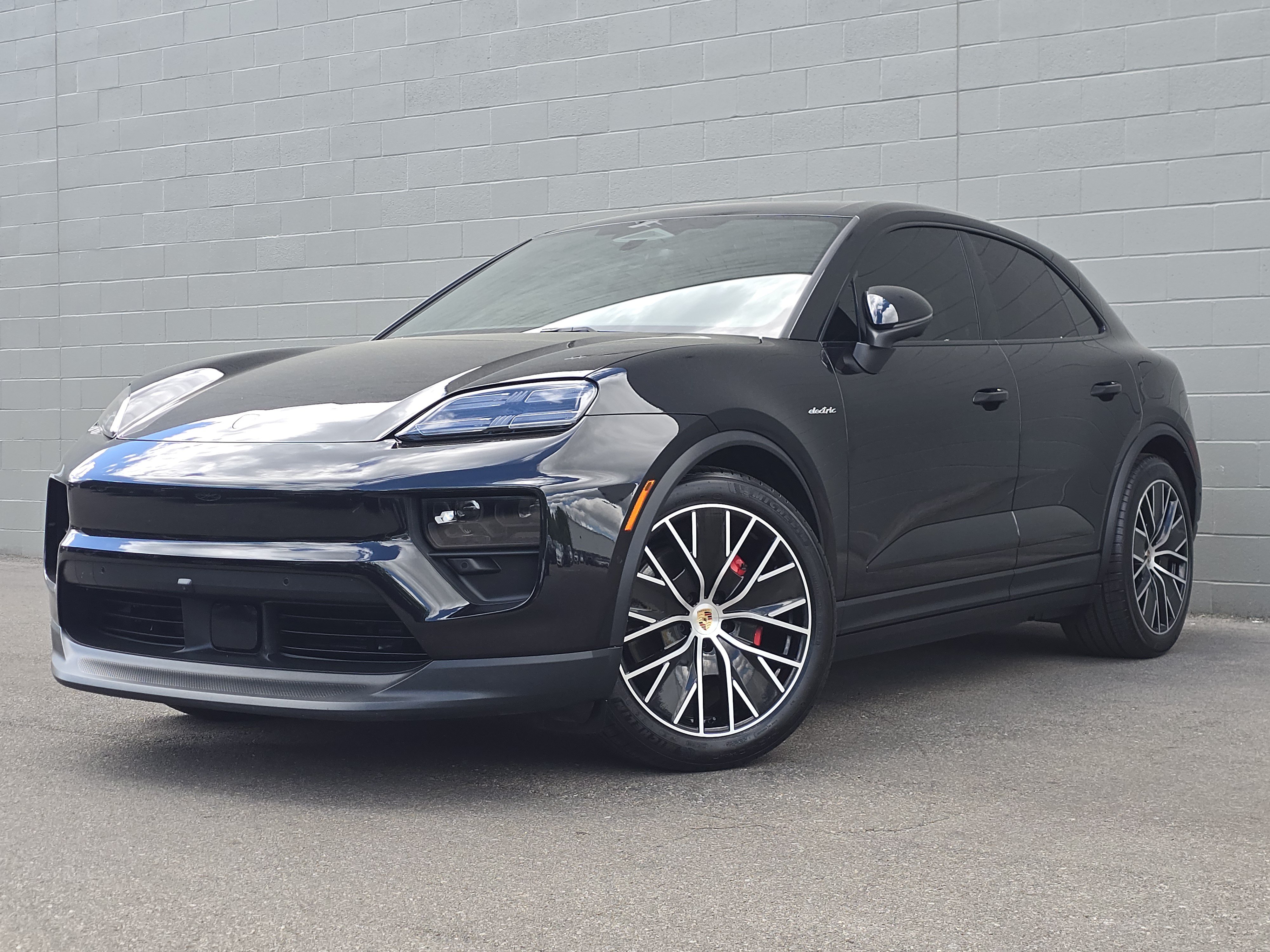 Certified 2025 Porsche Macan 4S Electric AWD/4WD image 1