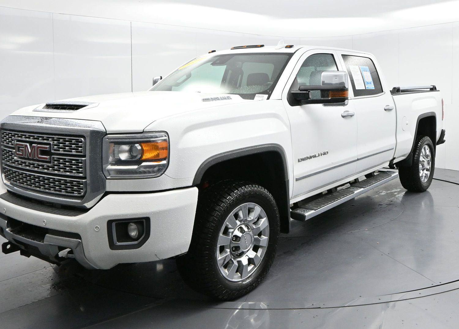 Used 2019 GMC Sierra 2500 Denali w/ Duramax Plus Package AWD/4WD image 3